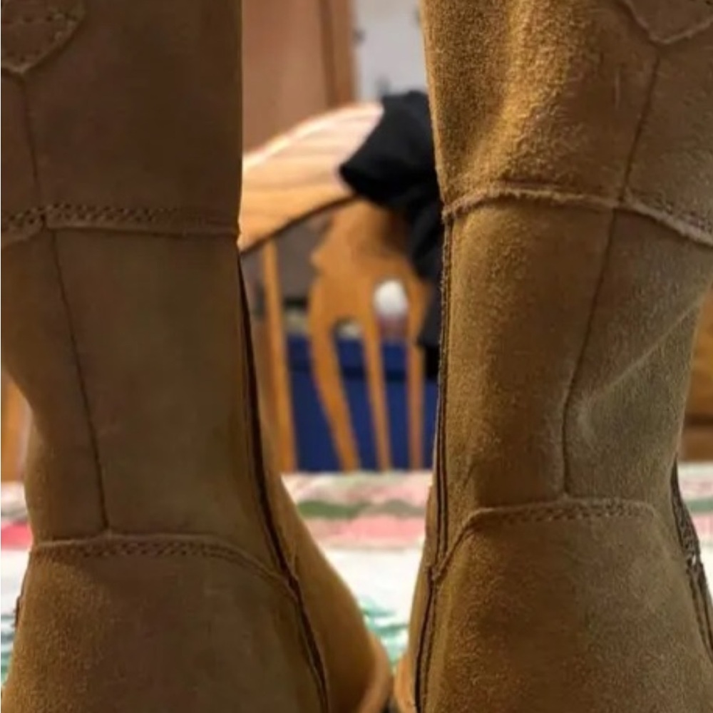 Brand New (no tags)ladies Mid-High Koolaburra Ugg Boots,Size 11,Color beige/Tan-